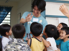 Ninh Son小学校。シャイな子どもも「ハイタッチ」をすれば自然と笑顔に